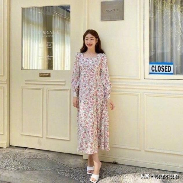 碎花裙如何穿得惊艳好看,今夏不正经的碎花裙穿搭真迷人