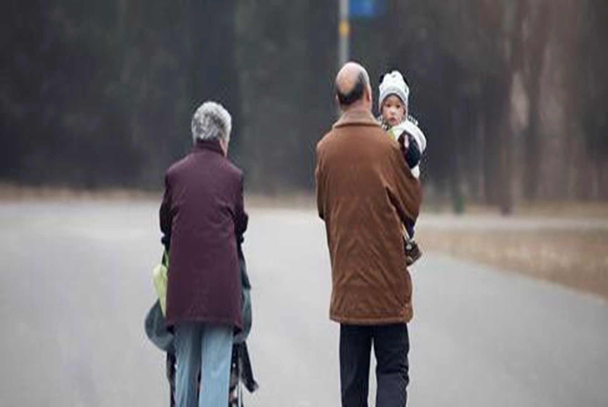 新型啃老悄然兴起家长却浑然不知,新型啃老父母以为孩子还很孝顺