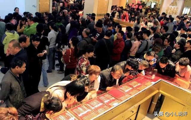 中国大妈们在国外跳广场舞,中国大妈在温哥华商场跳广场舞