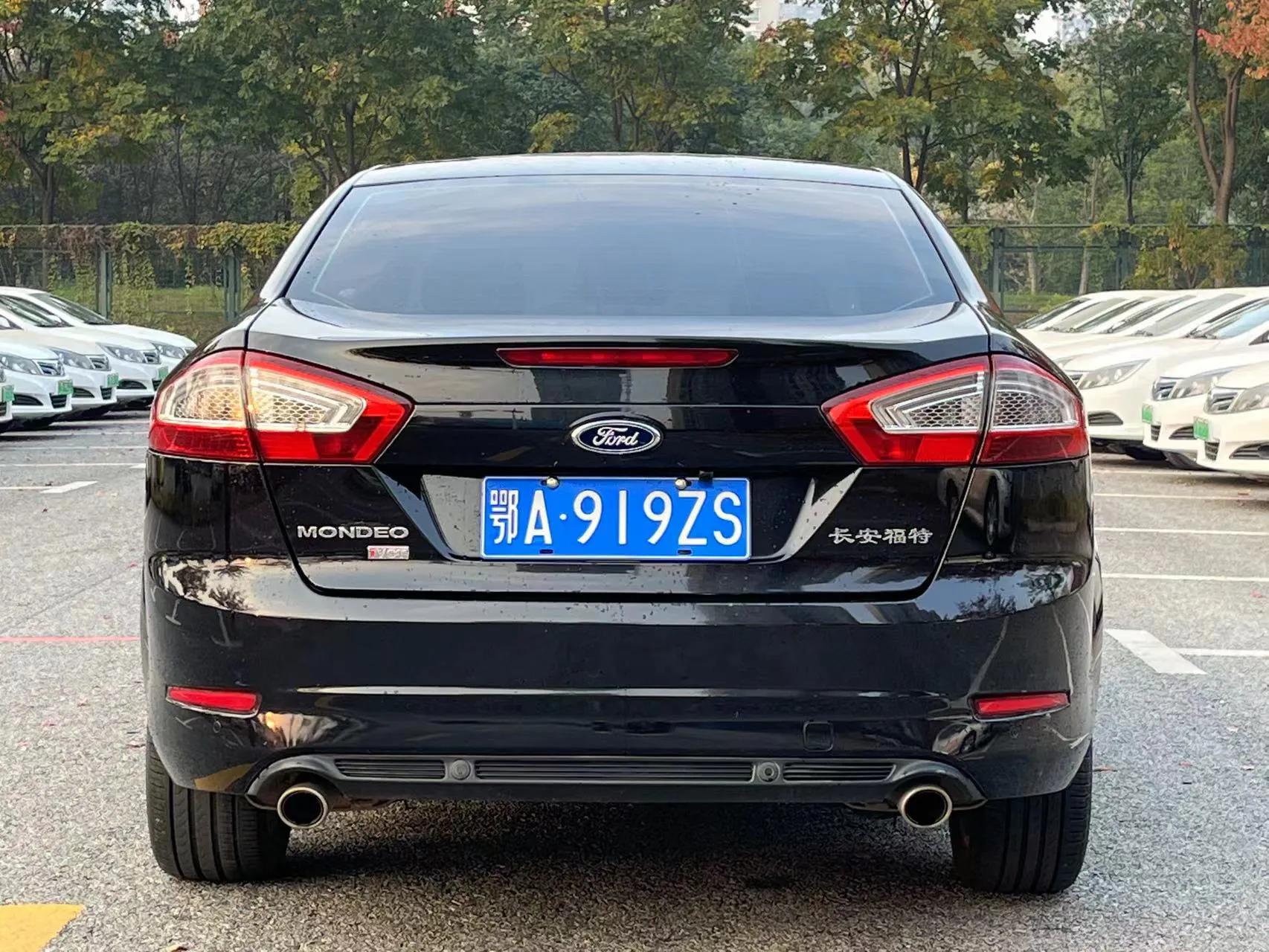 当年20多万的12款蒙迪欧2.3外形到现在也不过时4万多无人问津