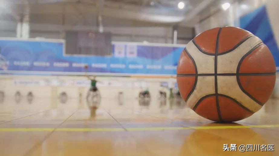 男子把脚崴了第二天又发现肿了,男子崴脚后没做这件小事