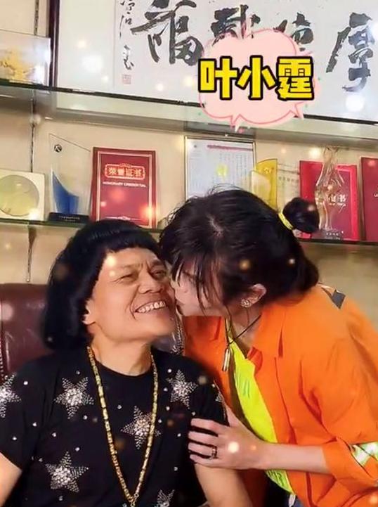 香港艺人八两金,香港八两金穿西装