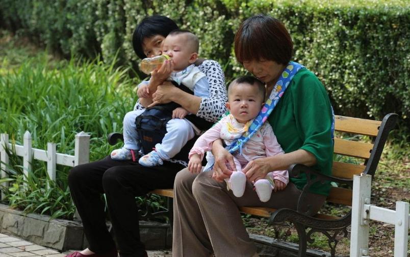 小孩2岁还没断奶，奶却不着急，直言5岁断奶也不迟