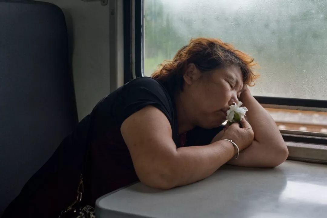 孩子坐绿皮火车看人世百态,绿皮火车才能反映生活百态