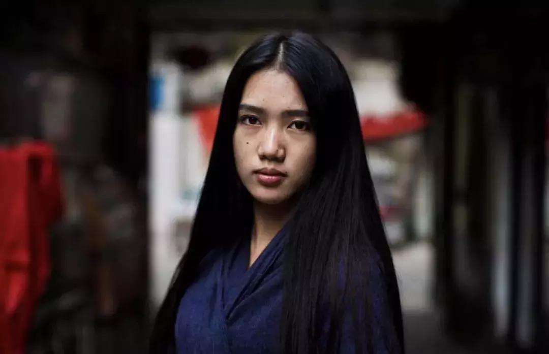 她拍了2000位美女，打*网破**红脸审美：这样的美人，流水线生产不出