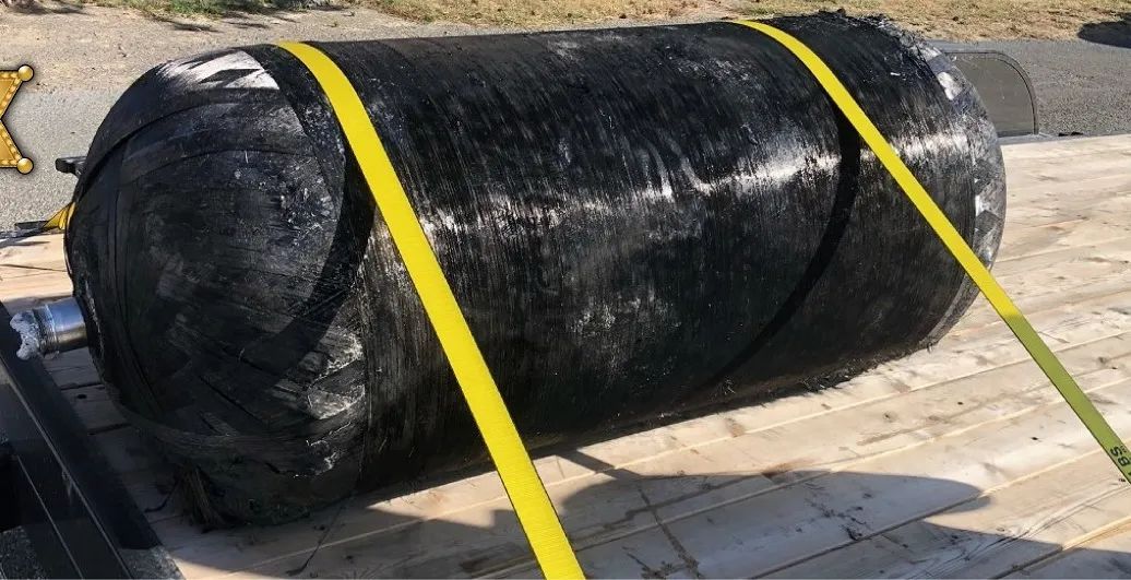 一个渔夫从海里捞上来个怪物,一个黑色物体飞来