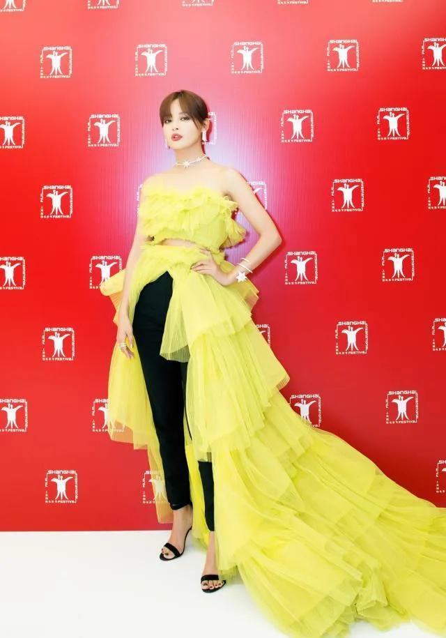 盘点明星红毯尴尬名场面,暴露身材的缺陷