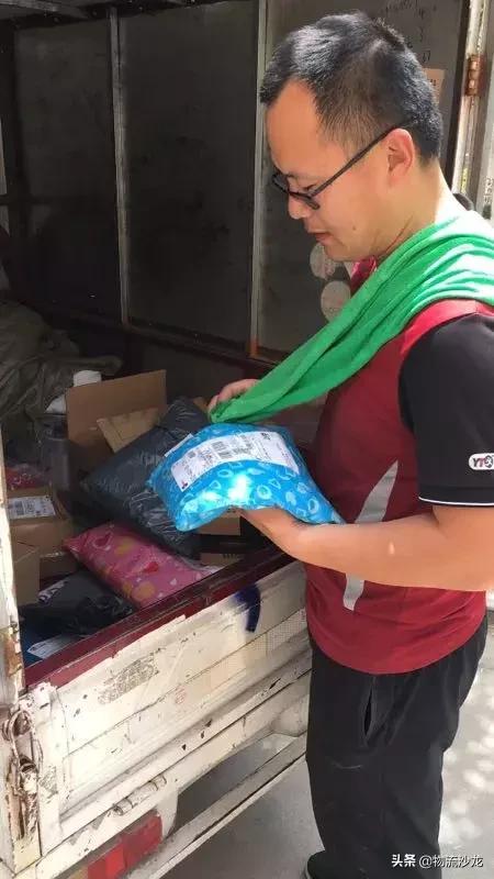 125名快递员被奖励,快递小哥中100万大奖视频