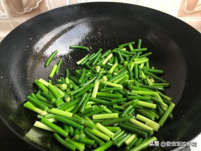 蒜薹炒肉嫩滑不老的妙招,蒜薹炒肉怎么不咸