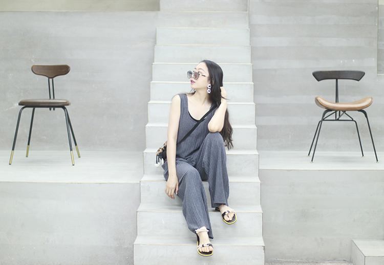 穿上即陷进柔软的「纸片人」背带裤,一封写给夏天的慵懒情书