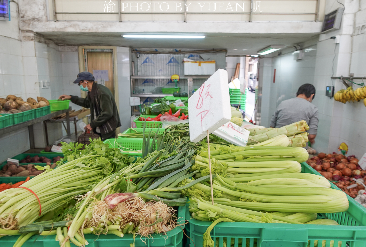 闲逛老店林立的澳门十月初五老街，菜市场的菜价有些出乎意料