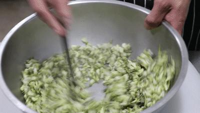 原来饭店是这样蒸槐花的,清香软嫩,不粘不坨,看完长知识了