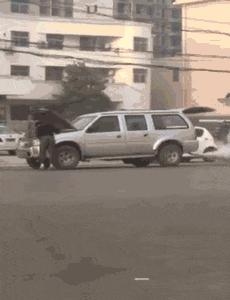 回家的路上看到这么多钱,背包都装不下啊,现在该怎么办