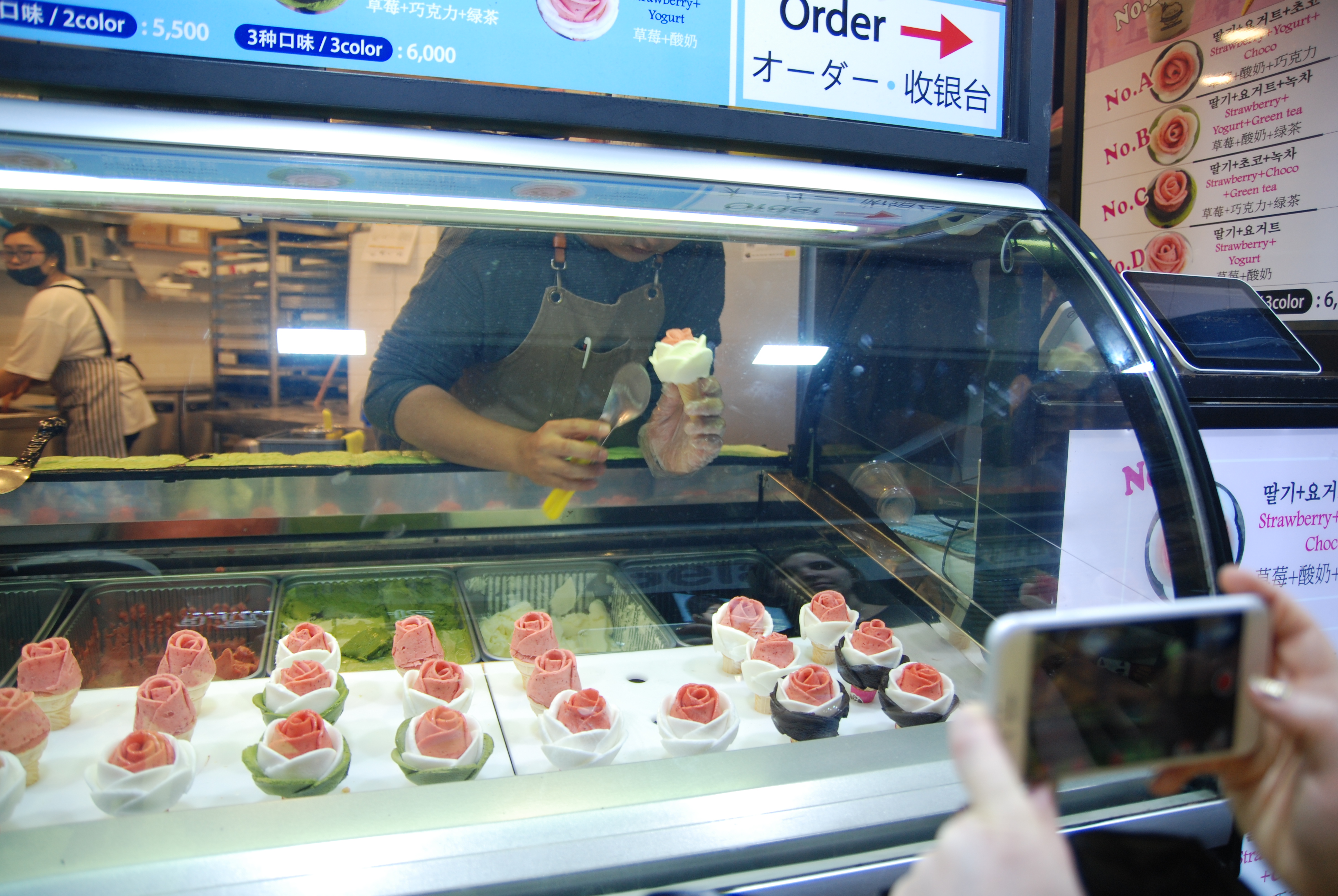 韩国紫菜包饭年糕,韩国美食一条街紫菜饭