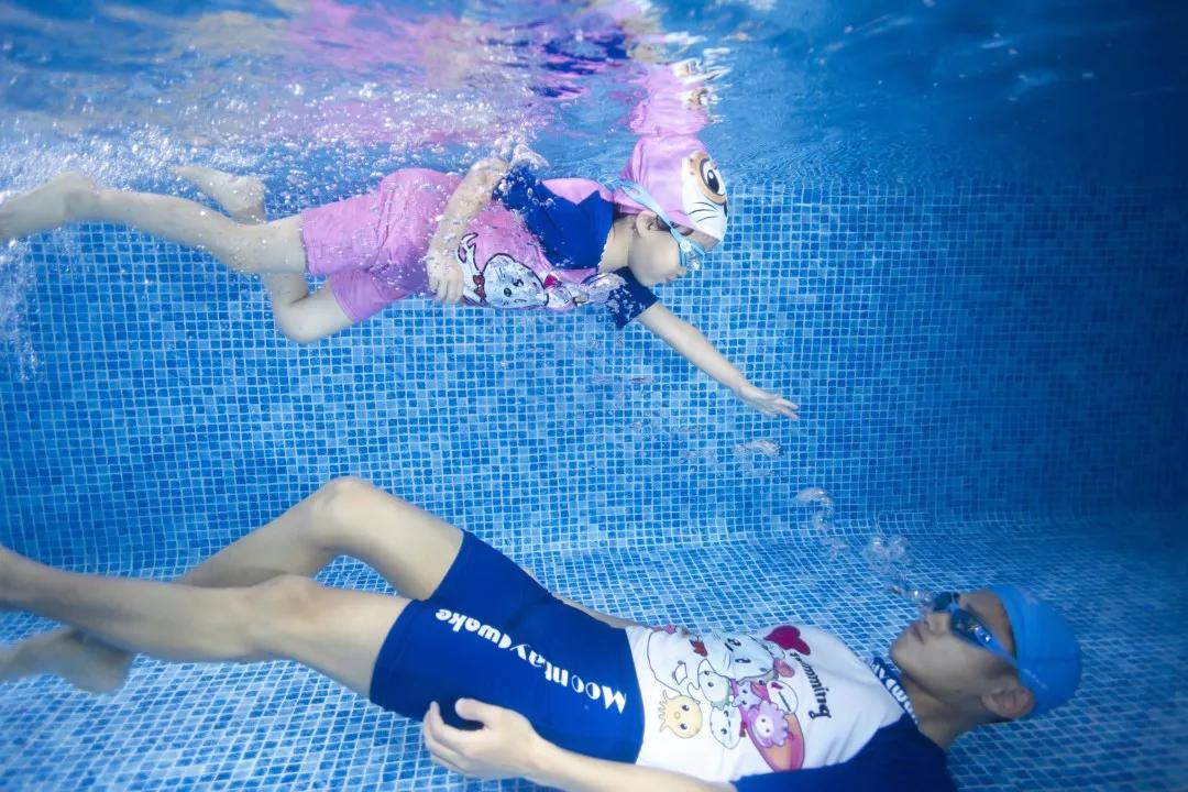 1岁宝宝游泳耳朵进水怎么解决,宝宝学游泳耳朵会进水吗