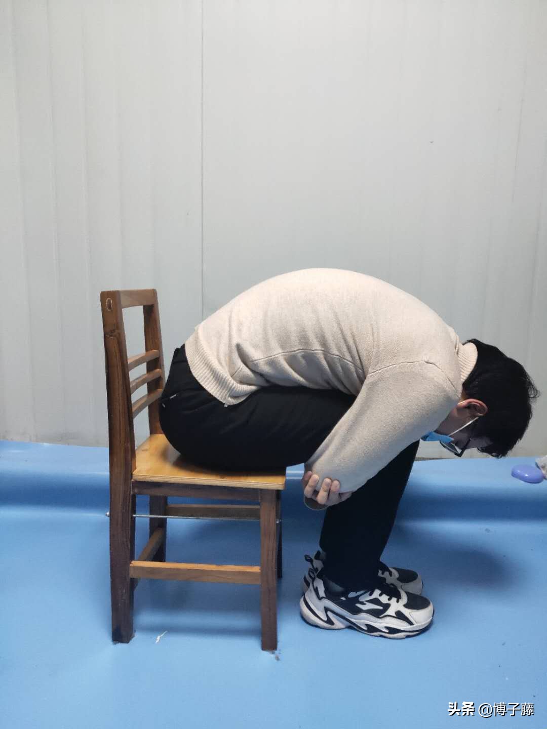 呼吸时腰两侧有疼痛,呼吸时腰痛是什么原因引起的