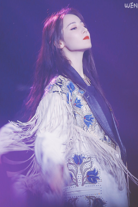 迪丽热巴在台上的霸气现场,迪丽热巴在片场撕头发