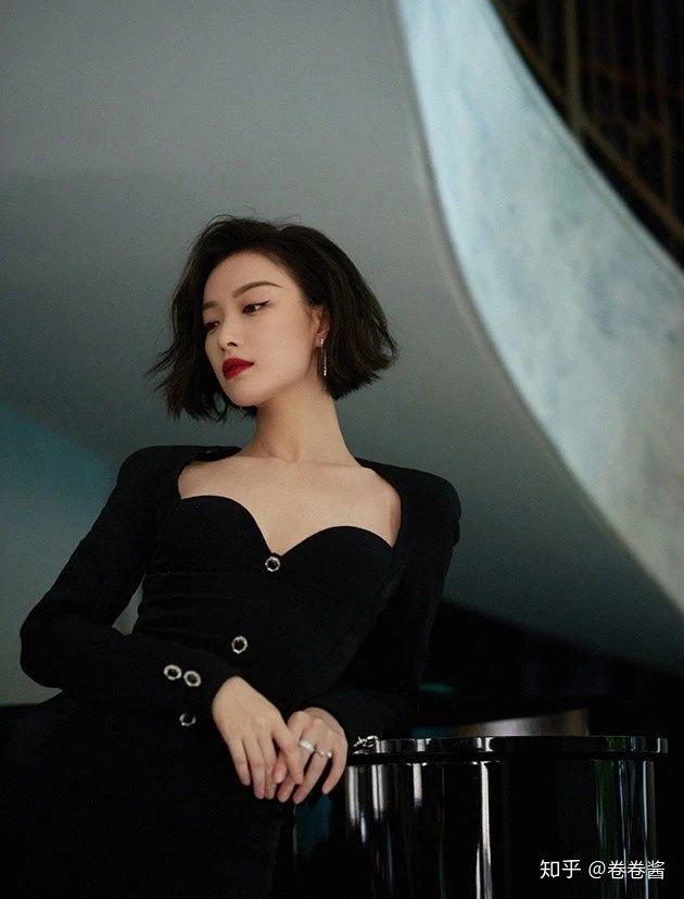 为何剪短发那么减龄时尚,为什么剪短发显老扎起来显小