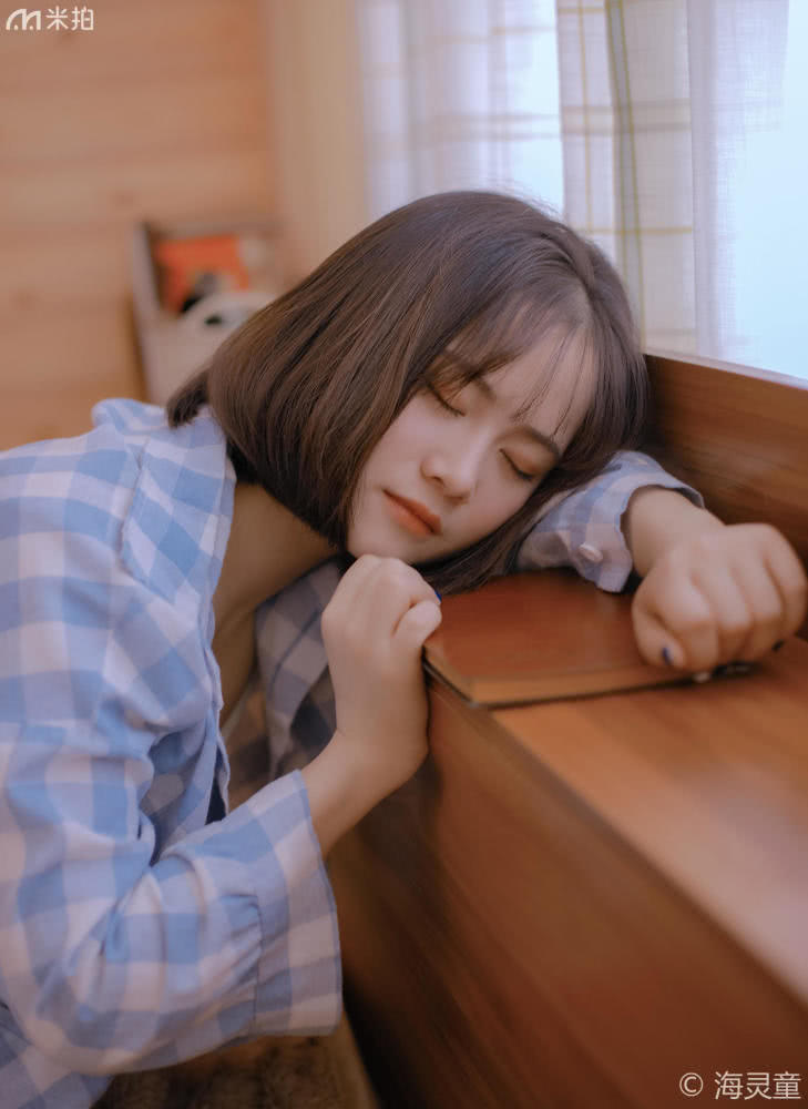 甜美少女拍摄写真,漂亮女生居家写真