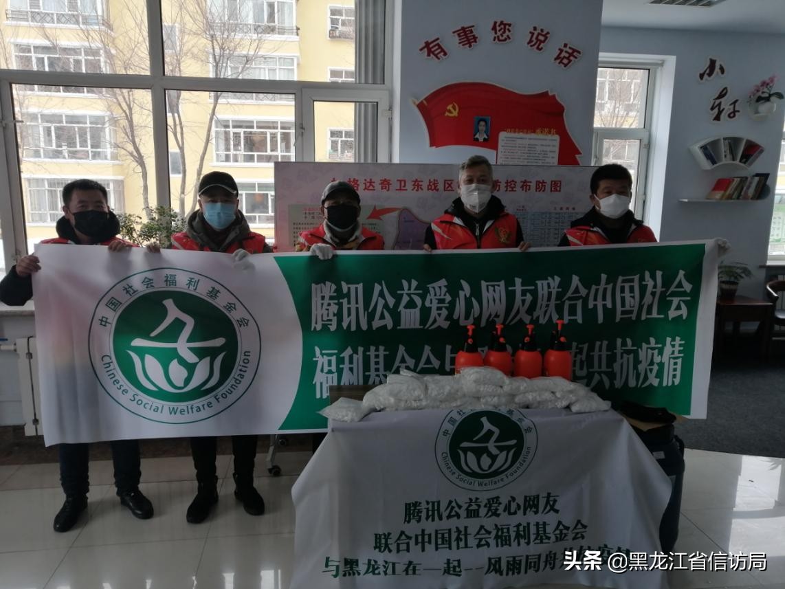 党旗飘扬我们坚守在防控一线,让党旗飘扬在疫情宣传第一线