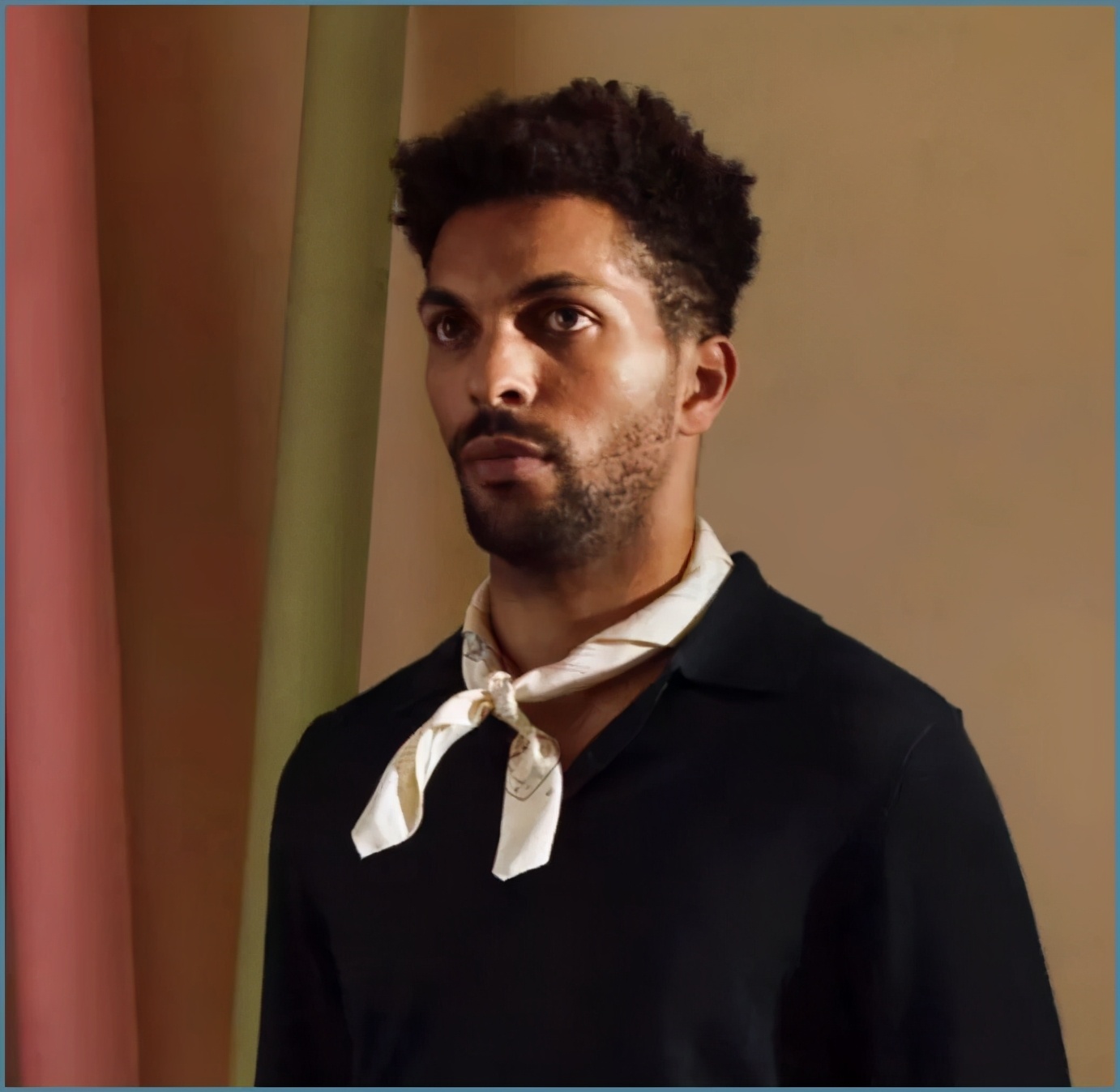 女士必备的几款丝巾,大妈拍照丝巾标配