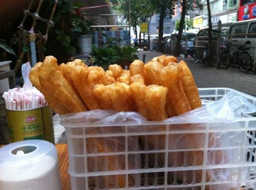 自制油炸油条最好吃的方法,一碗面一个鸡蛋教你在家炸油条