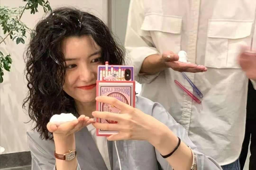 烫完头发显老气怎么办,烫老气了的头发怎么补救