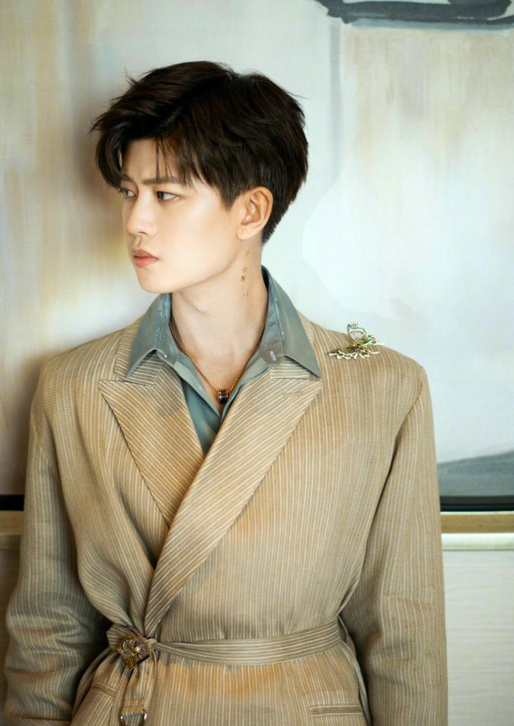 衣品超级好的男明星,王嘉尔穿的蔡徐坤同款衣服