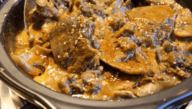 靠着这道菜这家店火了二十年,这家店仅凭一道菜火爆多年