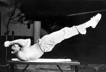 虐腹8分钟腹肌训练及动作要领,健腹轮腹肌训练方法七天出腹肌