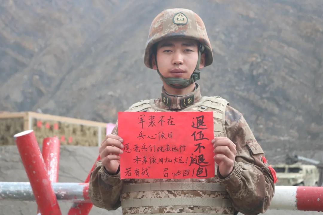 老兵退伍感人瞬间,老兵退伍潸然泪下