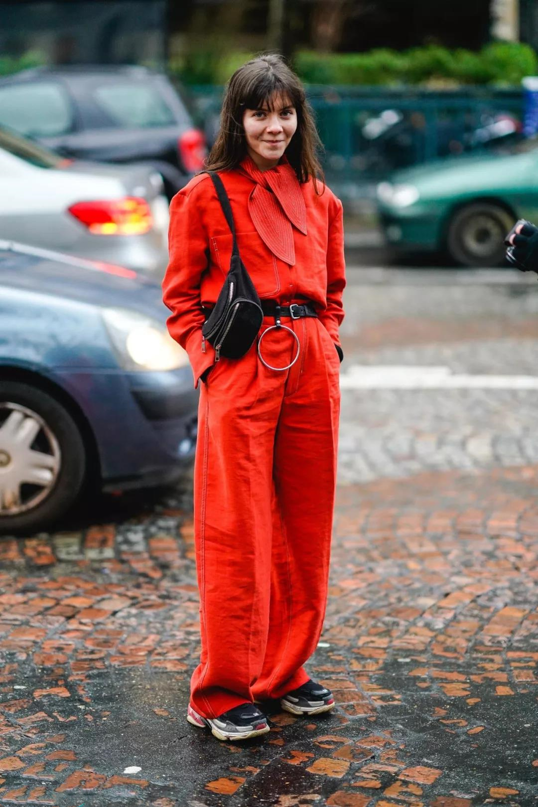 又一件“土味”单品回潮了,腰包竟成了时尚圈的新宠儿