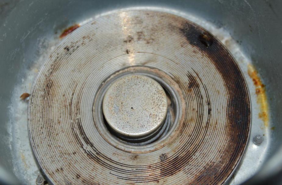 电饭锅里外都是脏东西,教你一个土方法,10分钟轻松擦干净,实用