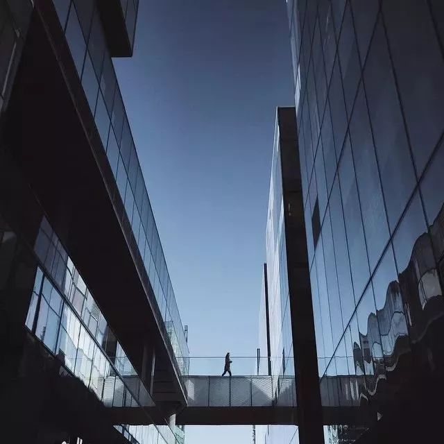 他是一名设计师,靠玩手机摄影成为了苹果签约摄影师