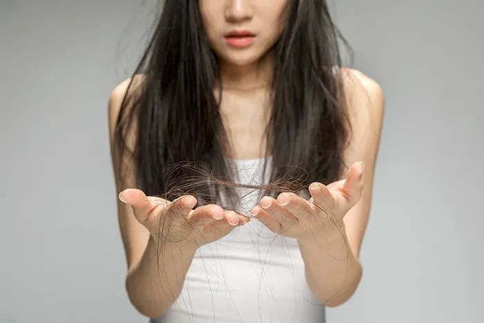 头发枯黄和气血不足有关吗,头发干枯稀少是肾虚吗