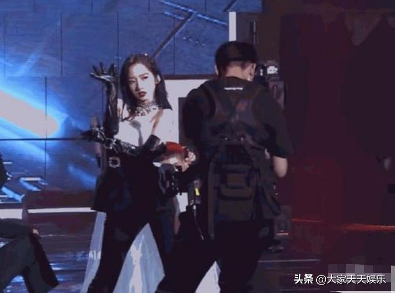 孟美岐腰肌劳损,孟美岐伴舞脖子灵活