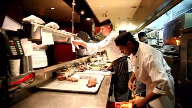 想要吃到温哥华最正宗的火焰炭烤牛排,耶路镇这家店一定是首选