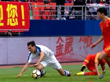 中国0-1乌兹别克：韦世豪铲伤对手致骨折，本想让节奏慢下来！