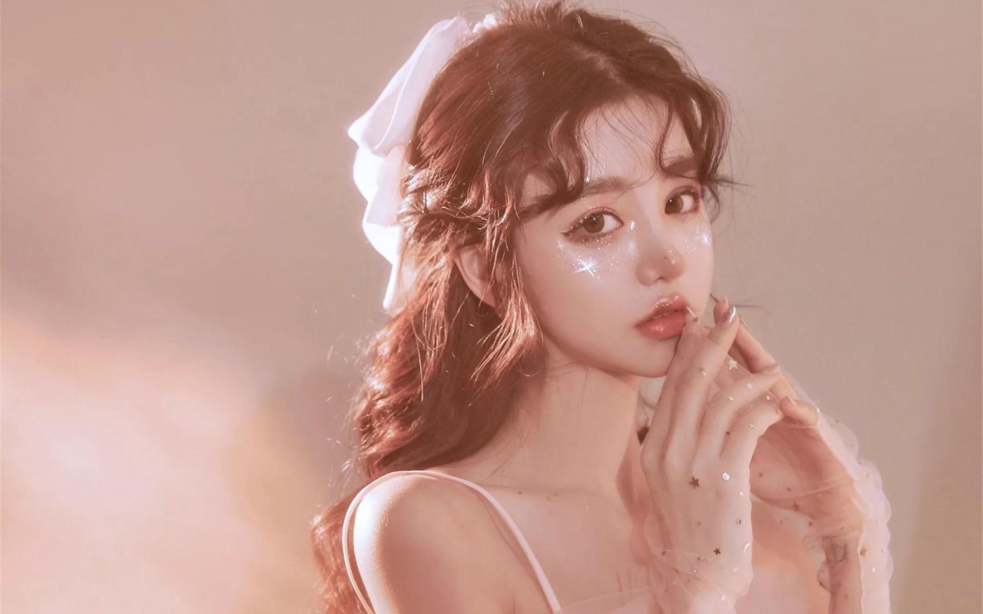 如何从动作看出心理,女生托着下巴看你心理