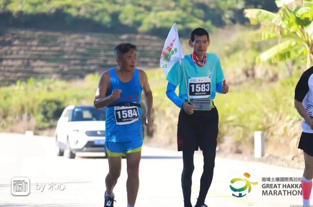 69岁确诊癌症晚期跑马拉松,6年跑了马拉松抗癌老人