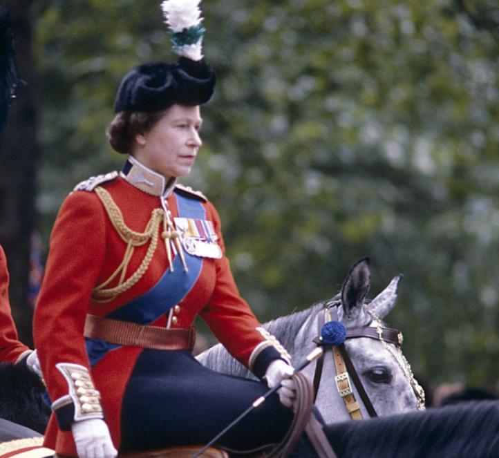 英国女王年轻时上过战场,英国女王差点中枪