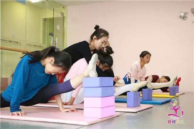 家长说孩子身体硬不想学舞蹈了,孩子不想学舞蹈该怎么去引导