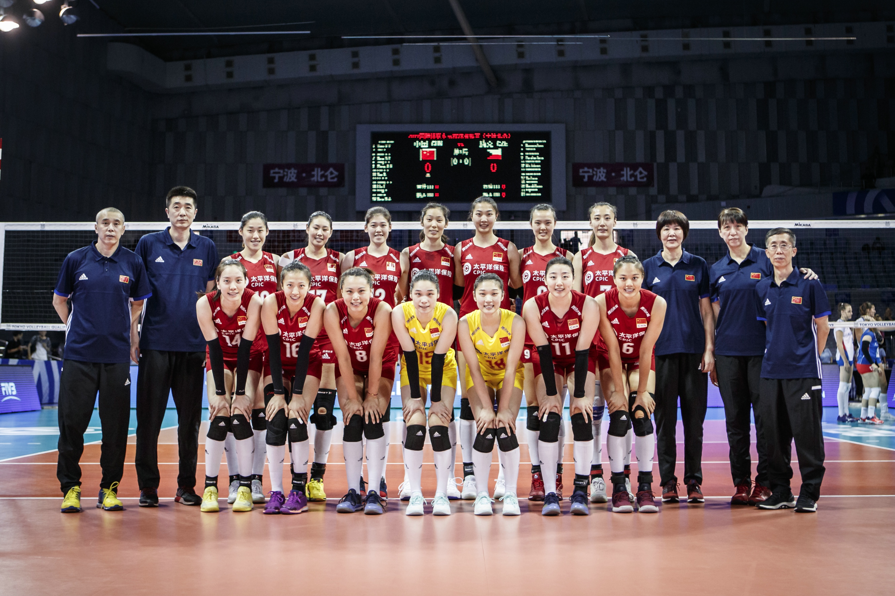 排球专业比赛都戴什么护具,排球队员戴的什么品牌的护具