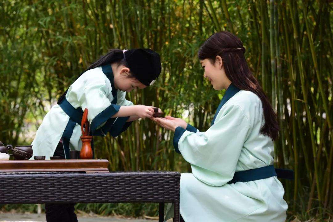 这句经典诗句，可谓是老师的形象写照，写在贺卡再合适不过了