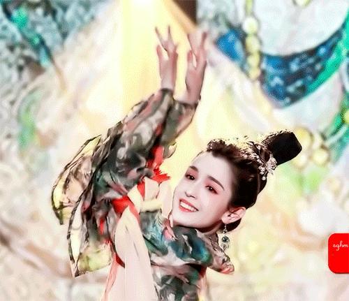 敦煌壁画里的飞天活过来了!抖音啥的视频平台都刷爆了