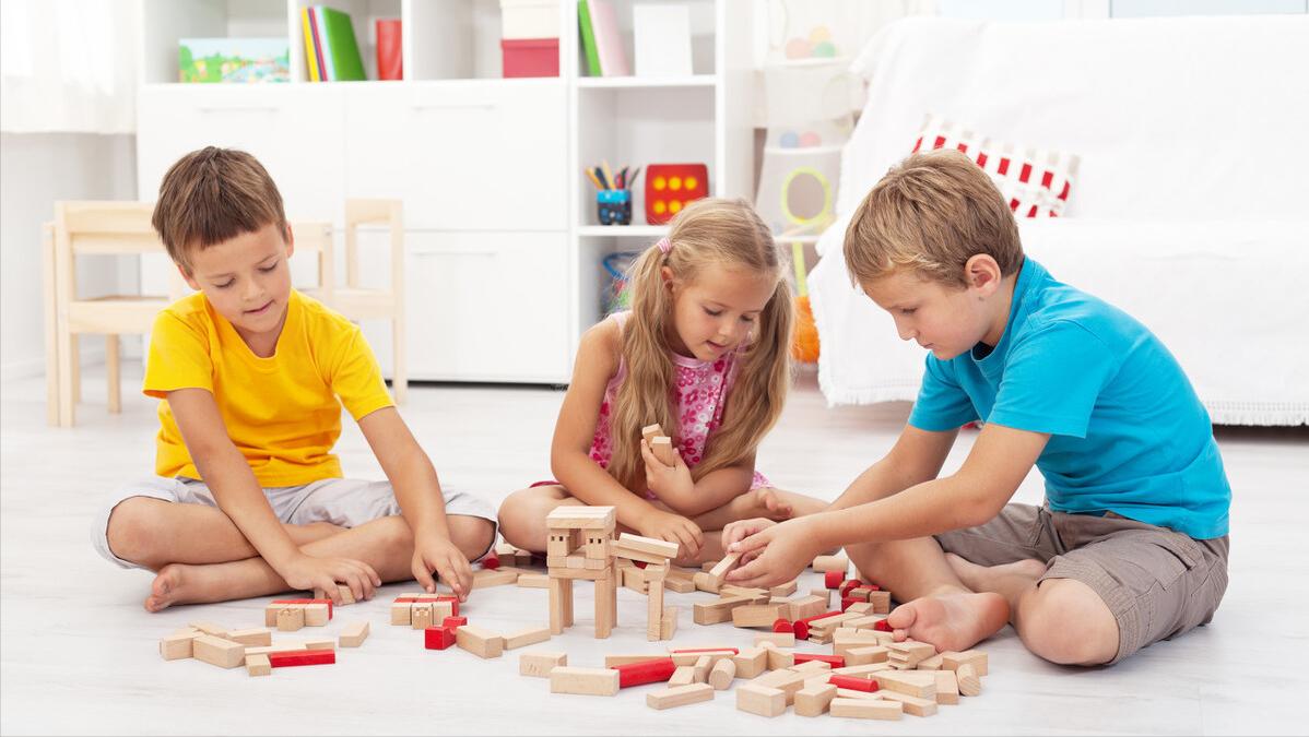 怎样看待小学校园门口家长为孩子背书包的现象？