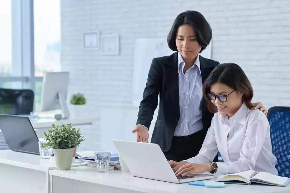 我拿你当同事却想着当我妈,我把你当同事你却把我当傻子