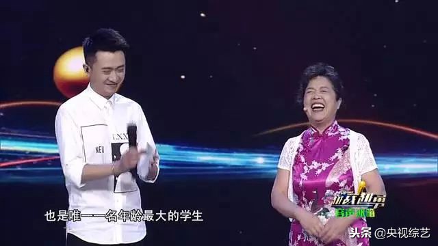 1个人能模仿10多位歌手唱歌,一个人模仿十几个歌手唱歌