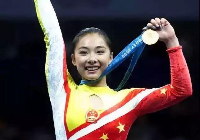 刘璇倒立晒孕肚做瑜伽照,刘璇挺孕肚倒立劈叉