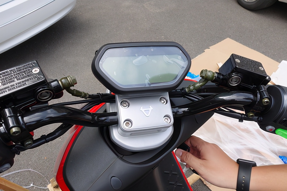 电动车半路没电了怎么办教你一招,电动车没电了打开哪个开关还能跑